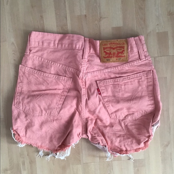 Levi Women Shorts - Picture 2 of 3